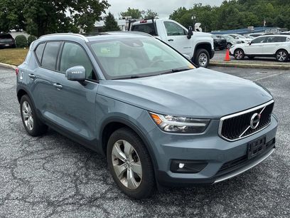 Used 2022 Volvo XC40 T5 Momentum w/ Premium Package