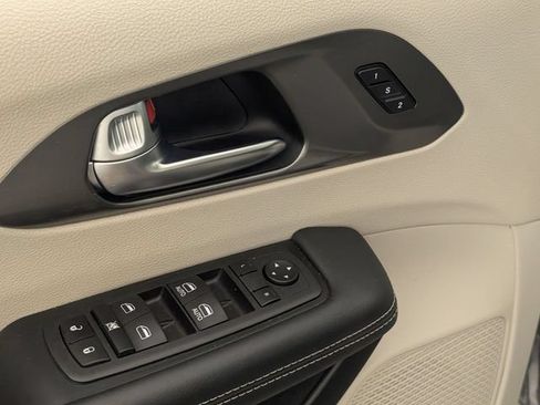 Used 2023 Chrysler Pacifica Touring-L FWD image 11