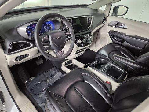 Certified 2023 Chrysler Pacifica Touring-L image 40