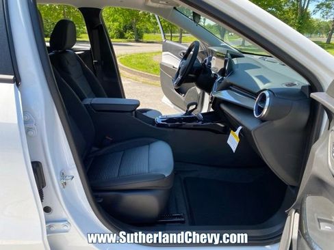 New 2026 Chevrolet Trax LT w/ Sunroof Package FWD image 16