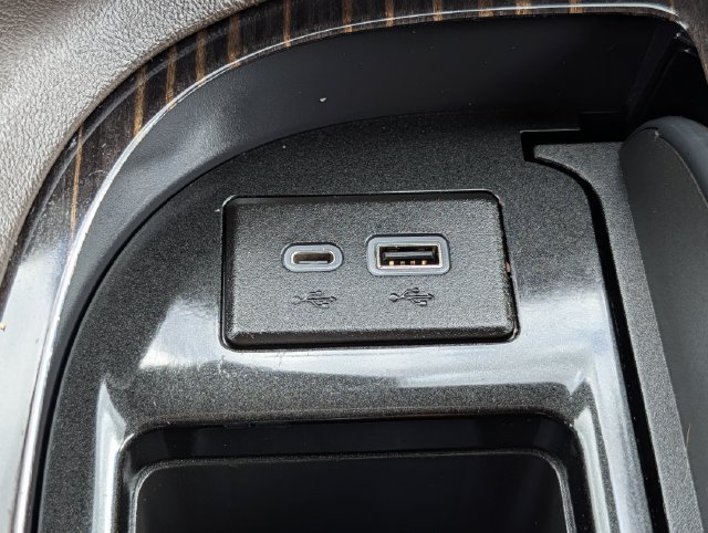 Used 2023 Cadillac Escalade Premium Luxury AWD/4WD image 19