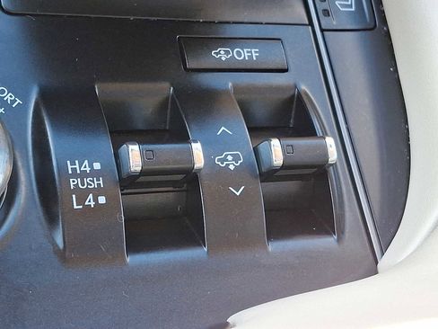 Used 2020 Lexus LX 570 4WD w/ Luxury Package image 25