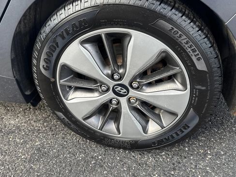 Used 2019 Hyundai Ioniq Plug-In Hybrid image 15