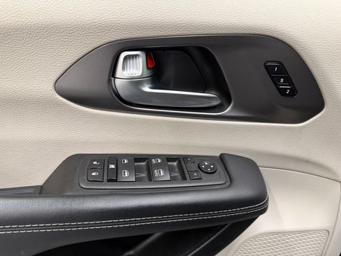 Used 2023 Chrysler Pacifica Touring-L FWD image 10