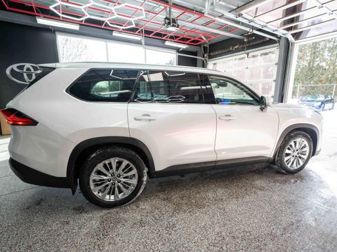 Used 2024 Toyota Grand Highlander Platinum image 4