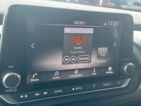 Used 2025 Nissan Rogue SV FWD image 18