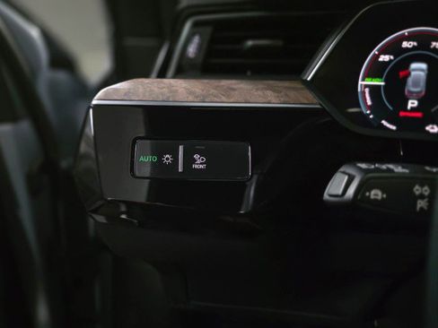 Used 2022 Audi e-tron Premium Plus image 30