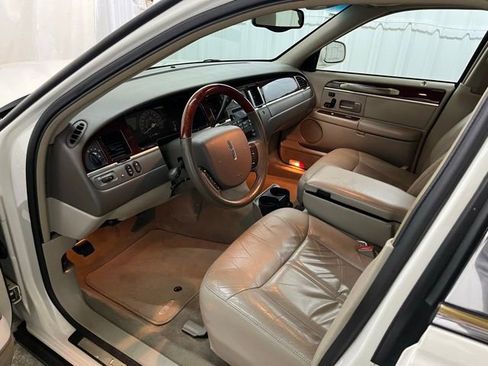 Used 2005 Lincoln Town Car Signature Limited RWD image 27