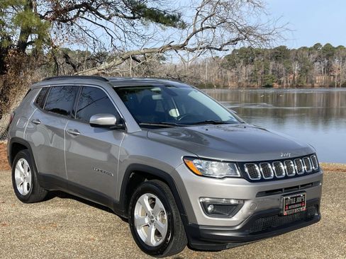 Used 2019 Jeep Compass Latitude image 2