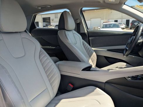 Used 2025 Hyundai Elantra Limited FWD image 38