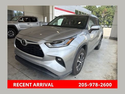 Used 2021 Toyota Highlander XLE FWD image 1