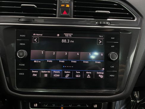 Used 2021 Volkswagen Tiguan SEL AWD/4WD image 25