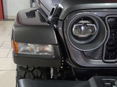 Used 2025 Jeep Gladiator Sport AWD/4WD image 7