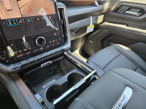 New 2026 GMC Yukon Denali w/ Denali Reserve Package AWD/4WD image 14