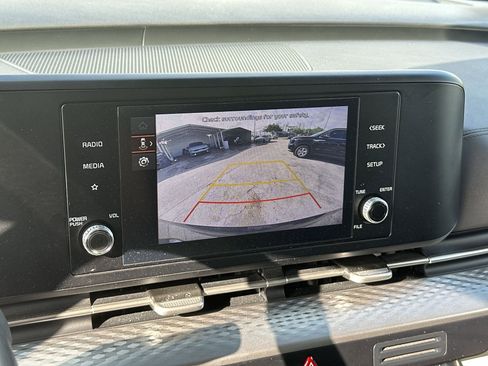 Used 2024 Kia Carnival LX FWD image 22
