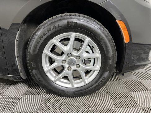 Used 2021 Chrysler Pacifica Touring-L image 9