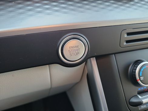 Used 2023 Kia Carnival LX FWD image 31