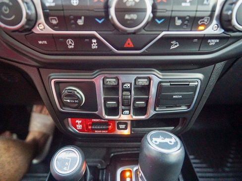Used 2018 Jeep Wrangler Unlimited Rubicon w/ Dual Top Group AWD/4WD image 27