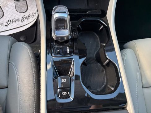 Certified 2026 Volvo XC40 B5 Plus AWD/4WD image 25