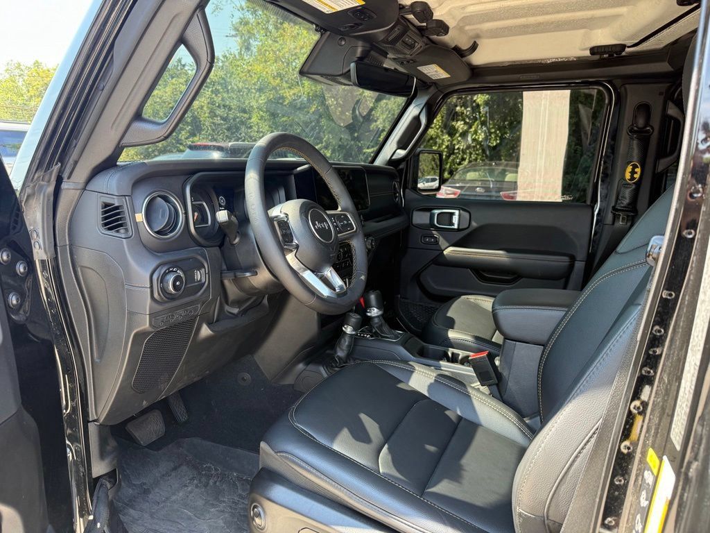 Used 2024 Jeep Wrangler Unlimited Sahara w/ Technology Group AWD/4WD image 7