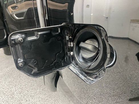 Used 2017 Nissan Titan SV image 27