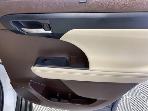 Used 2021 Toyota Highlander XLE image 28