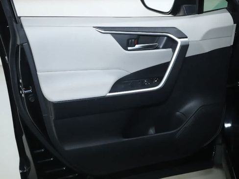 Used 2019 Toyota RAV4 XLE w/ Convenience Package FWD image 15