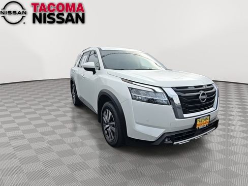 Used 2022 Nissan Pathfinder SL image 2