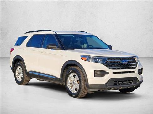 Used 2022 Ford Explorer XLT image 3