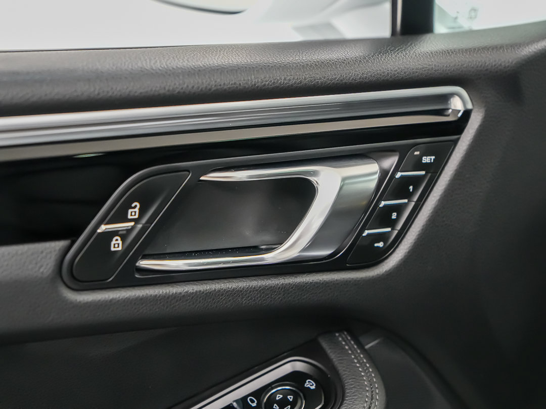 Certified 2024 Porsche Macan AWD/4WD image 19