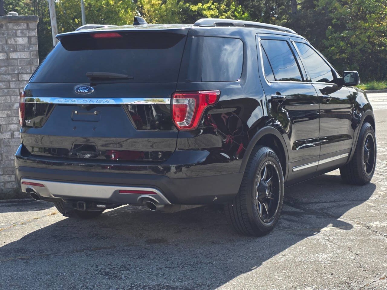 Used 2017 Ford Explorer XLT w/ Equipment Group 202A FWD image 6