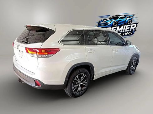 Used 2017 Toyota Highlander LE FWD image 3