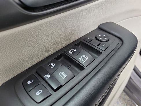 Used 2023 Chrysler Pacifica Touring-L image 19