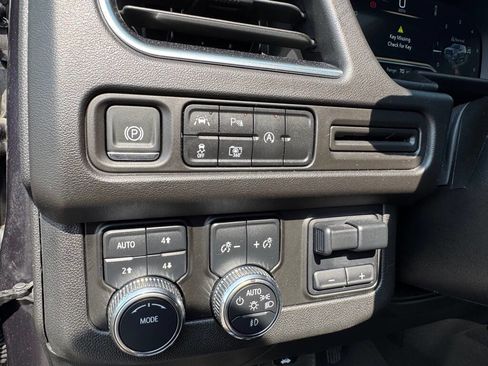 Used 2024 GMC Yukon XL SLT image 16