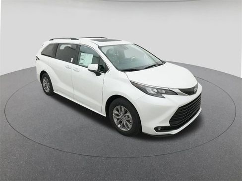New 2026 Toyota Sienna XLE image 13