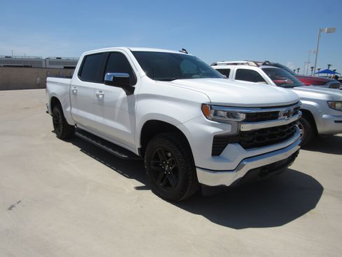 Used 2022 Chevrolet Silverado 1500 LT w/ Z71 Off-Road Package AWD/4WD image 2