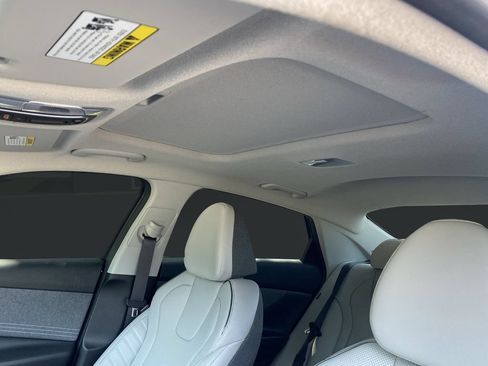 Certified 2024 Hyundai Elantra Limited FWD image 29