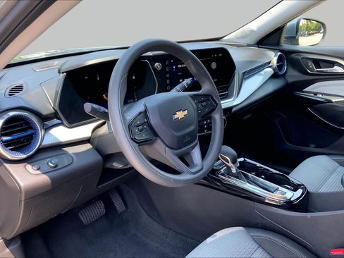 Used 2025 Chevrolet Trax LT FWD image 17
