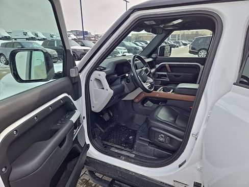 Used 2024 Land Rover Defender 130 X-Dynamic SE image 16