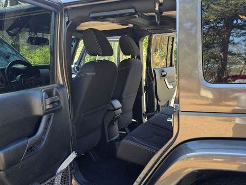 Used 2018 Jeep Wrangler Unlimited Sahara w/ Connectivity Group AWD/4WD image 31