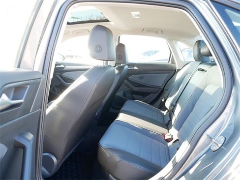 Certified 2025 Volkswagen Jetta SE image 17