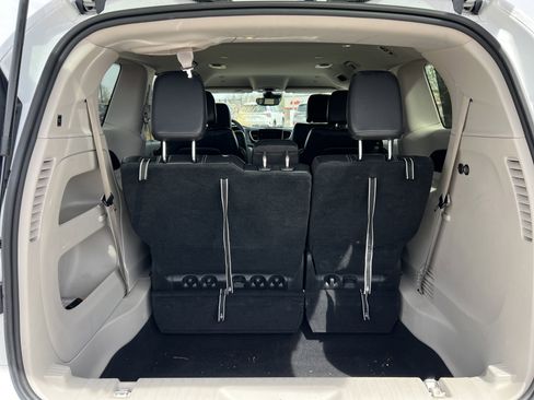 Used 2022 Chrysler Pacifica Touring-L image 22