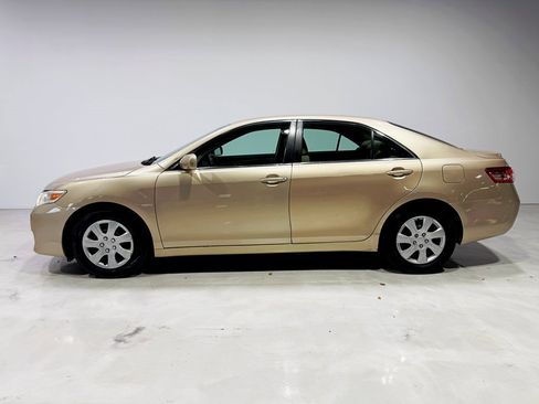 Used 2011 Toyota Camry LE image 4