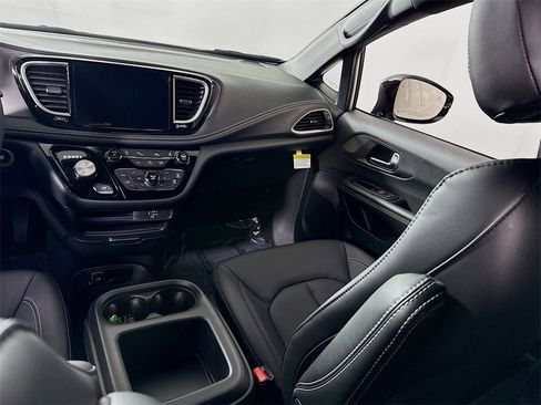 New 2026 Chrysler Pacifica Select image 16