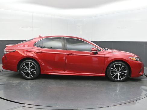 Used 2019 Toyota Camry SE w/ Convenience Package FWD image 8
