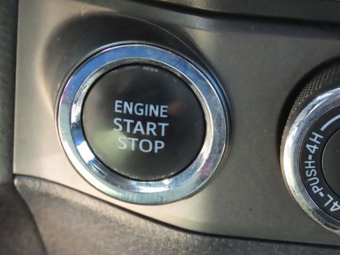 Used 2017 Toyota Tacoma TRD Sport AWD/4WD image 31