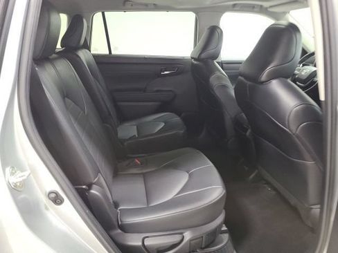 Used 2022 Toyota Highlander XLE AWD/4WD image 16