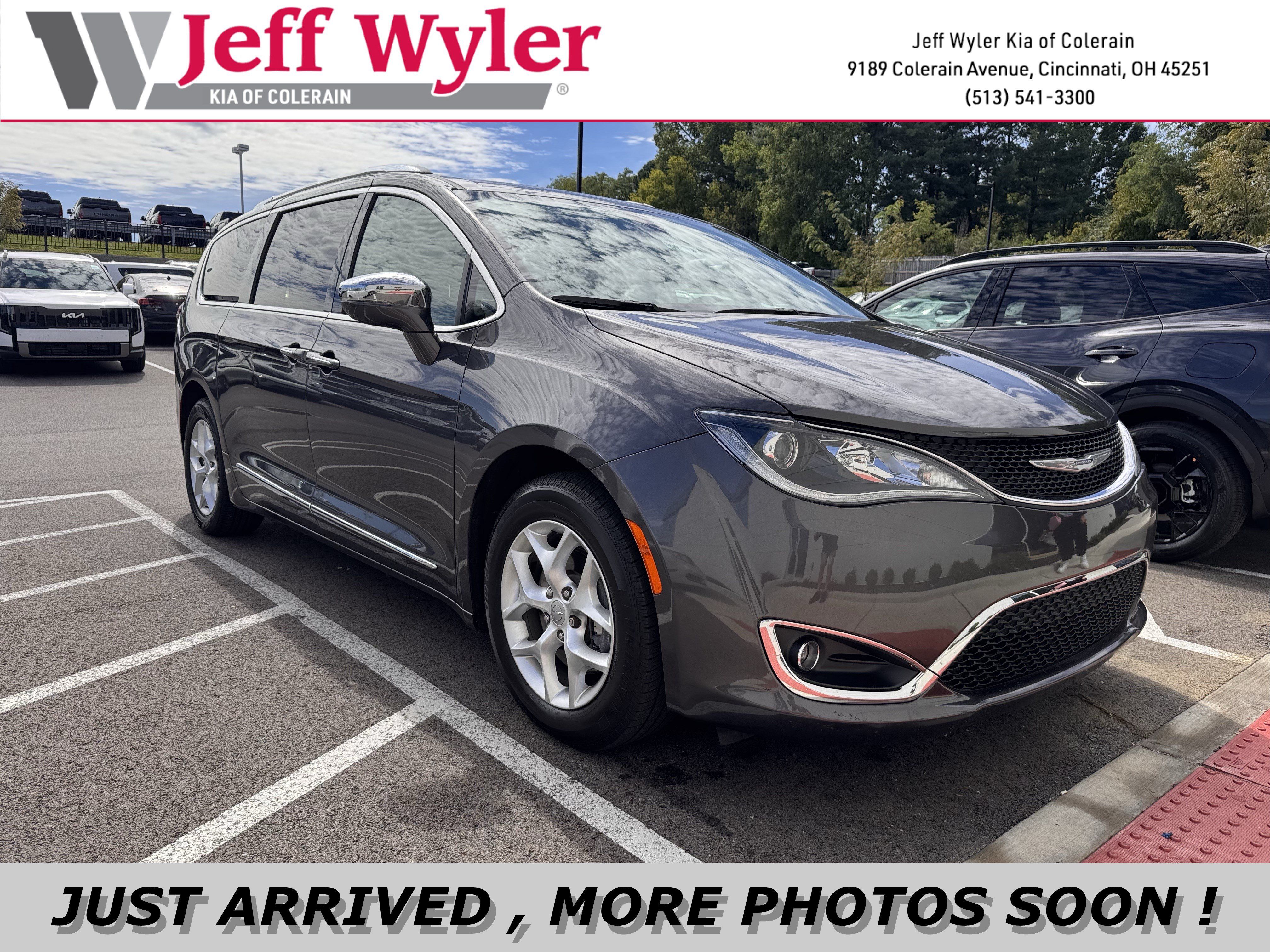 Used 2020 Chrysler Pacifica Limited FWD image 1