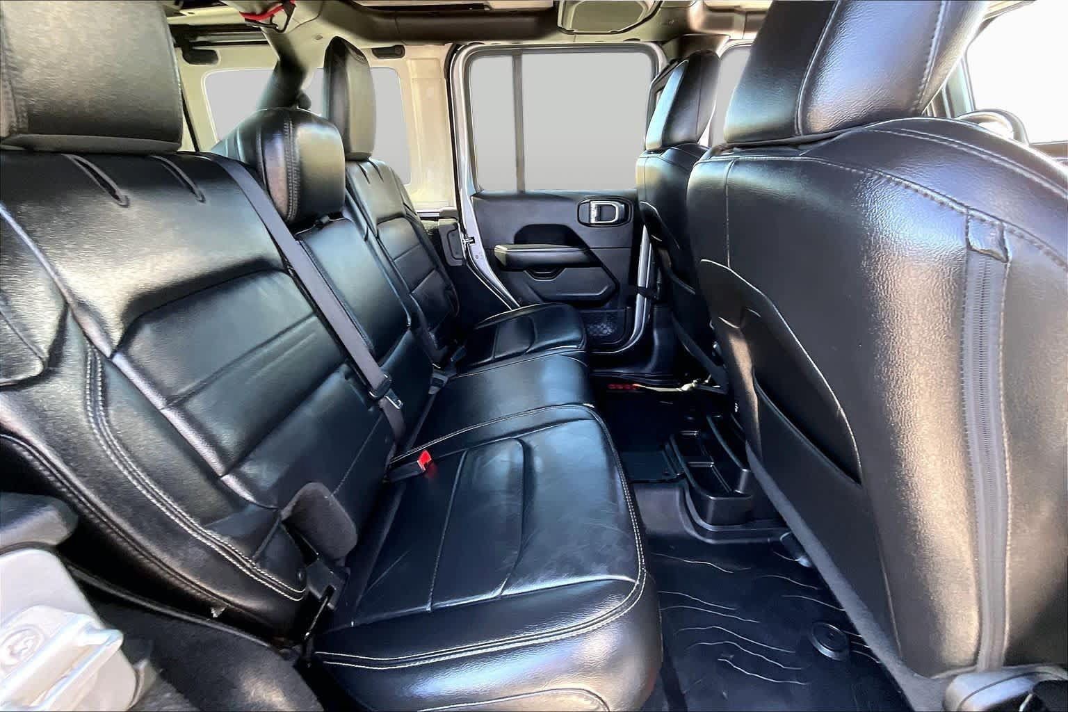 Used 2018 Jeep Wrangler Unlimited Sahara AWD/4WD image 18