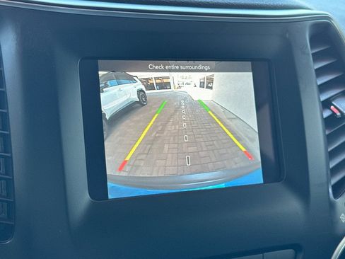 Used 2021 Jeep Cherokee Latitude Plus FWD image 25